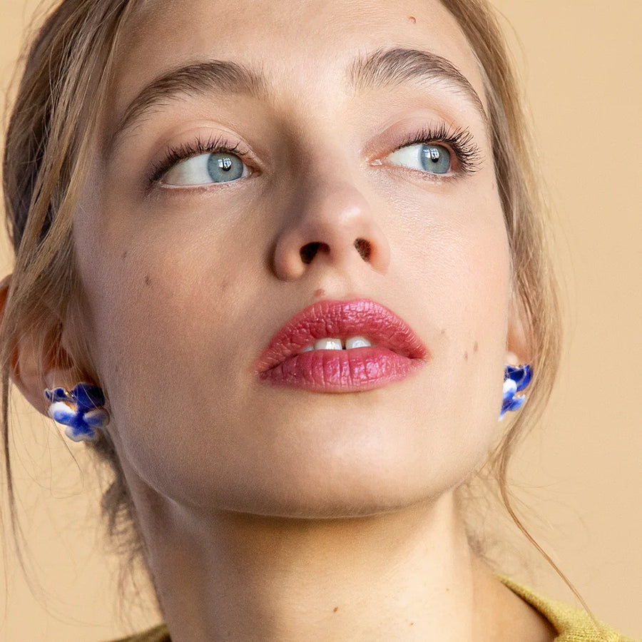 BOUCLES D'OREILLES PENSEE L CLOU BLEU BLANC