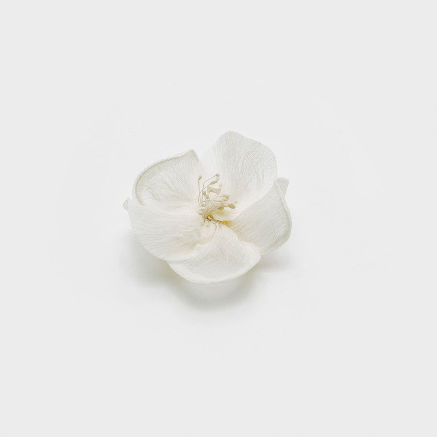 Broche fleur Mia en mousseline de soie ivoire