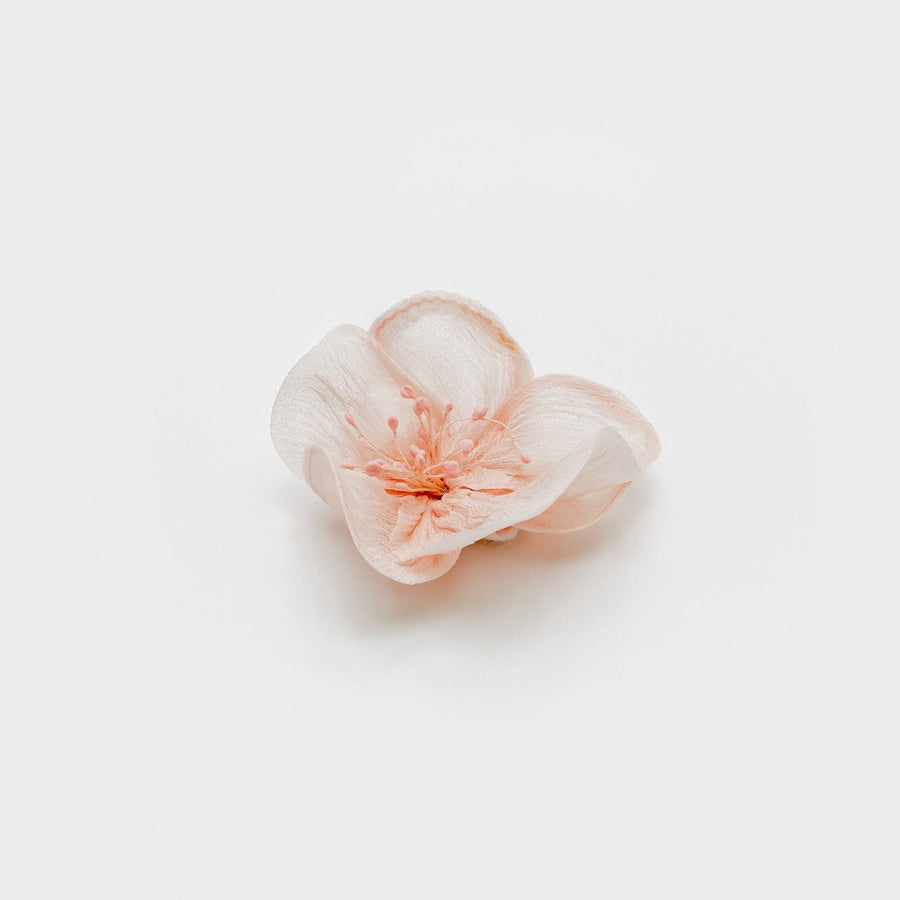 Broche fleur Mia en mousseline de soie rose 