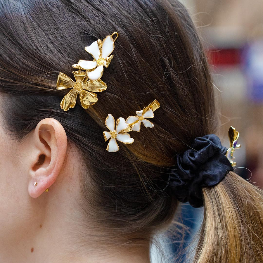 WHITE MINI FLOWER CLIP